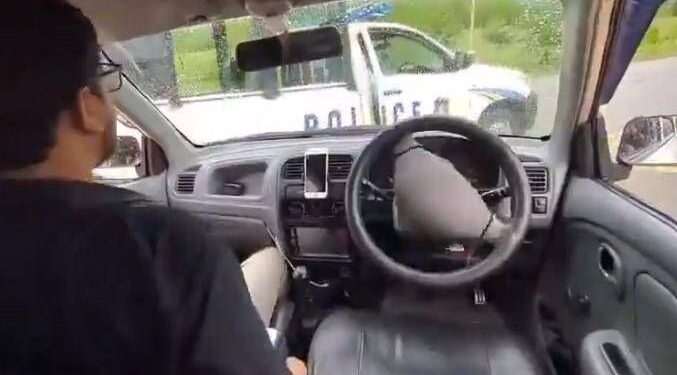 Auto a guida autonoma impazzisce e centra la polizia: “È stato un guasto tecnico”