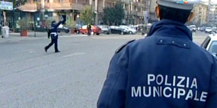 Muore uomo in bici investito a Napoli, soccorso da automobilista