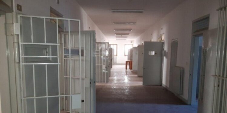 Picchiato per aver difeso un detenuto da aggressione omofoba, 3 a processo