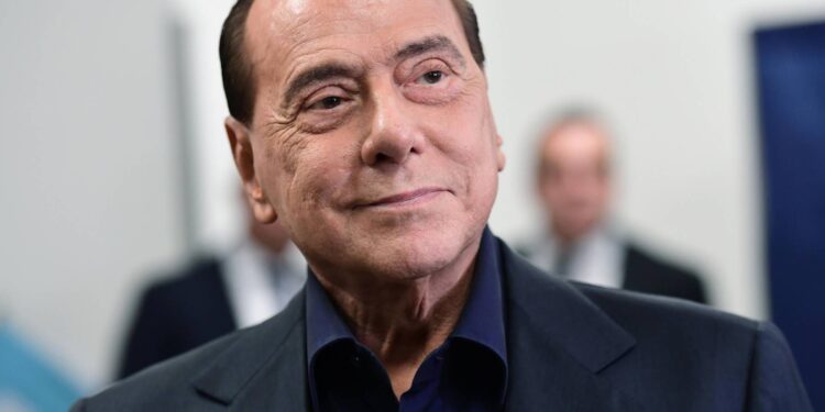 Berlusconi, Renzo Bossi: “Guardava il Milan a casa nostra e chiamava il mister ‘non va bene, cambia…'”