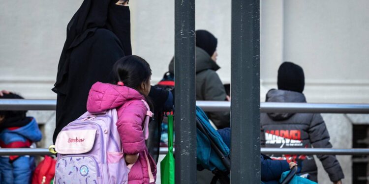 Stop a burqa e niqab a scuola, tetto del 30% agli stranieri in classe: il governo stringe sul dl, oggi in Cdm
