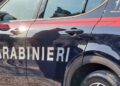 Sorprende i ladri nel cortile di casa, spara e ne uccide uno
