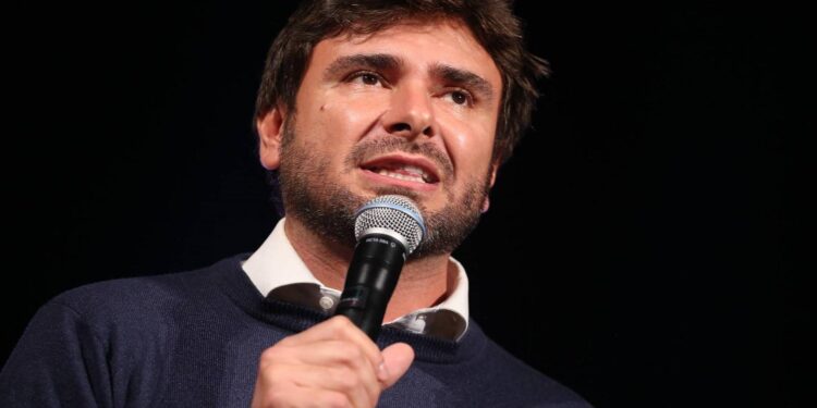 Di Battista ricoverato a Cuba, venerdì possibile rientro in Italia: “Alessandro non vede l’ora di riprendersi le sue battaglie”