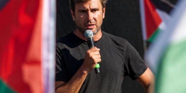 Di Battista, terza notte al Policlinico Gemelli: nessun aggiornamento sulla salute dell’ex 5S