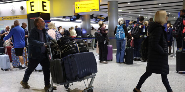 I cieli Gb verso il ritorno alla normalità dopo il caos dei voli