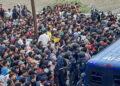Tensione tra polizia e migranti durante il trasferimento al porto di Ceuta