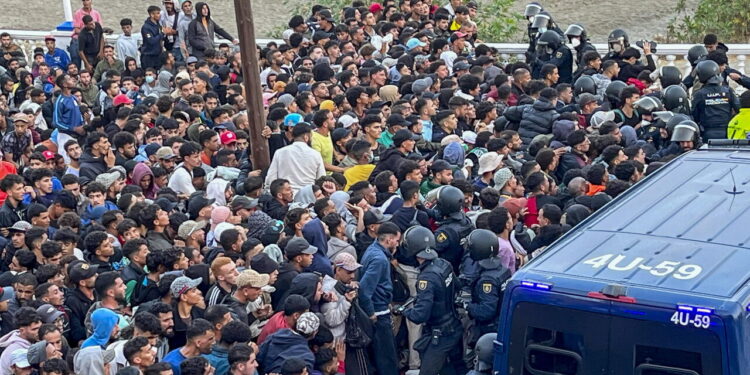 Tensione tra polizia e migranti durante il trasferimento al porto di Ceuta