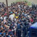 Tensione tra polizia e migranti durante il trasferimento al porto di Ceuta