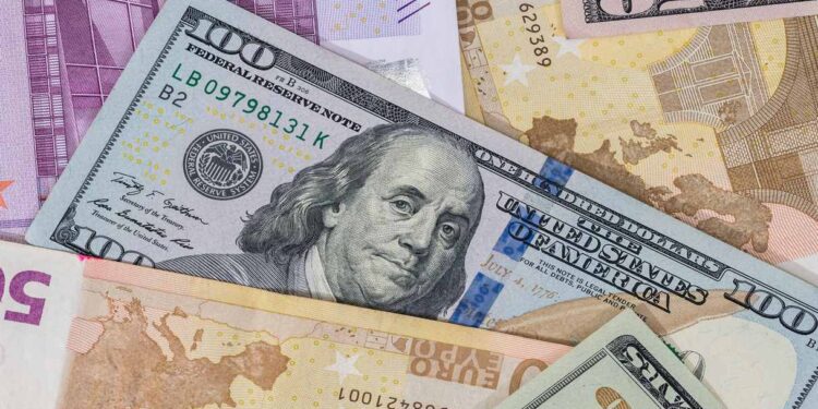 Euro ai minimi da tre mesi: chi paga il conto del dollaro forte