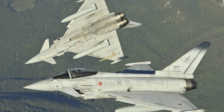 Caccia italiani della Nato abbattono drone in Lituania. Fregata russa lancia razzi vicino a elicottero danese