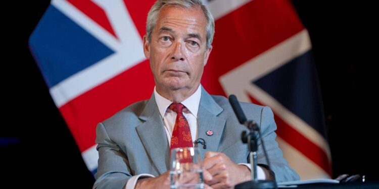 Sospetti finanziamenti illeciti, due dirigenti di Reform Uk si dimettono: Farage in piena bufera