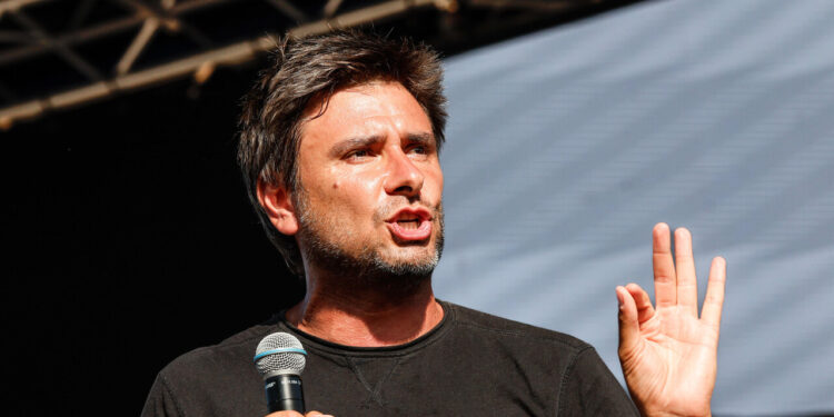 Alessandro Di Battista operato a Cuba, slitta il rientro in Italia