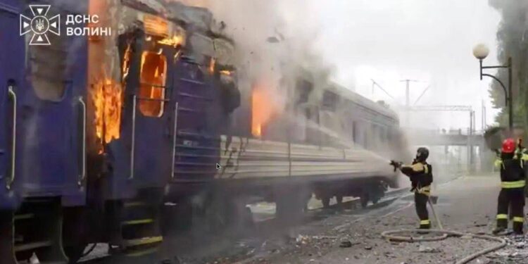 Ucraina, attacco russo al confine con la Polonia. Cremlino: “Possibile ripresa colloqui a ottobre”
