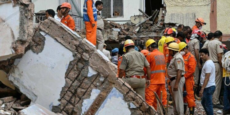 India, 6 morti in crollo edificio a Nuova Delhi: si continua a scavare tra le macerie