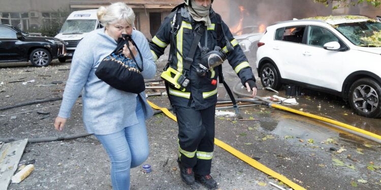 Ucraina, attacco nella notte a Kiev: danni e incendi. Zelensky: “8000 truppe nordcoreane in Russia”