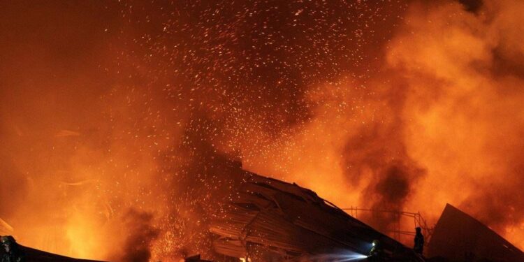 Ucraina ancora sotto attacco russo: raid su stazioni di servizio a Kiev, colpito mercantile a Odessa