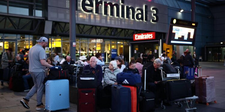 Caos nei cieli del Regno Unito, oggi cancellati 177 voli: graduale ripresa negli aeroporti ma ancora ritardi