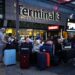Caos nei cieli del Regno Unito, oggi cancellati 177 voli: graduale ripresa negli aeroporti ma ancora ritardi