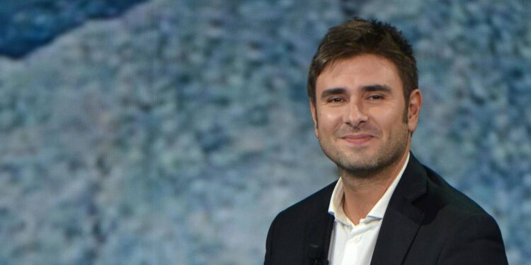 Alessandro Di Battista operato a Cuba, rinviato il rientro in Italia