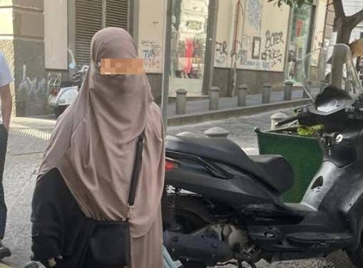 Sangiuliano pubblica foto di donna con niqab a Napoli: “Ecco pericolo islamizzazione”