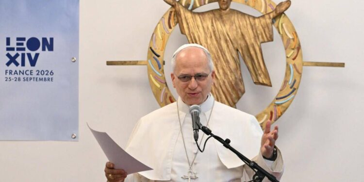 Papa Leone XIV in Francia, il messaggio da Parigi: “La storia non è scritta da chi si impone”