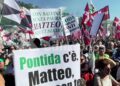 Pontida, dalle t-shirt ai cori sul pratone è derby tra ‘nordisti’ e ‘salviniani’