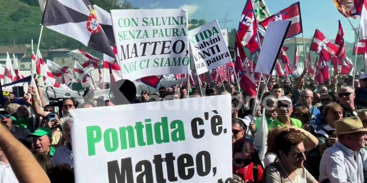 Pontida, dalle t-shirt ai cori sul pratone è derby tra ‘nordisti’ e ‘salviniani’