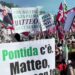 Pontida, dalle t-shirt ai cori sul pratone è derby tra ‘nordisti’ e ‘salviniani’