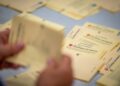 Elezioni in Svezia, centrosinistra avanti di un solo seggio: sfida all’ultimo voto