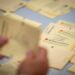 Elezioni in Svezia, centrosinistra avanti di un solo seggio: sfida all’ultimo voto
