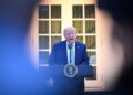 Iran, Trump: “Pronto a incontrare Pezeshkian ma anche a far saltare tutto in aria”. Petroliera colpita a Hormuz, due feriti