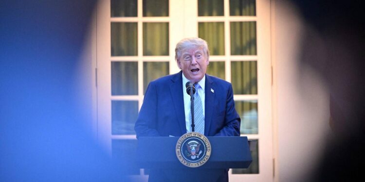 Iran, Trump: “Pronto a incontrare Pezeshkian ma anche a far saltare tutto in aria”. Petroliera colpita a Hormuz, due feriti