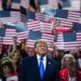 Trump, comizio show di due ore a Dallas: “5mila dollari a ogni americano se i Repubblicani vincono i midterm”