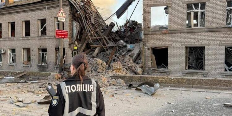 Ucraina, Russia riprende gli attacchi. Zelensky: “Raid pianificati per fare più male possibile”