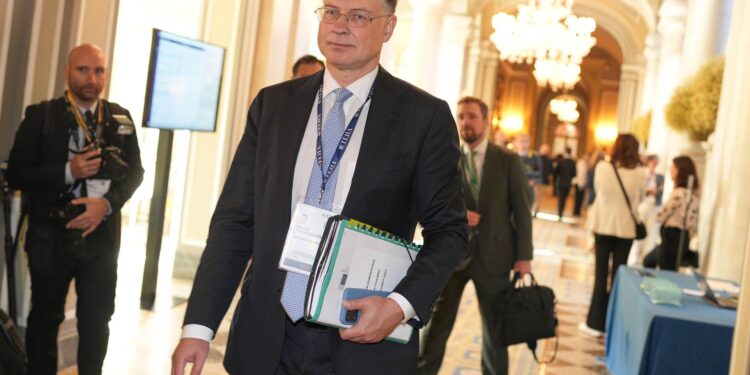 Rendimenti titoli Stato Ue in aumento: Dombrovskis chiede prudenza