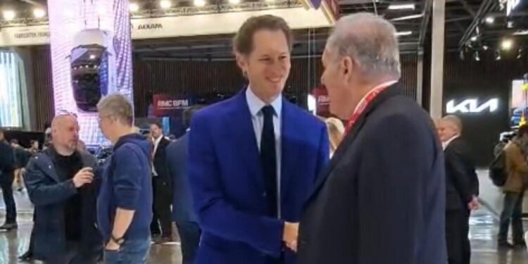 Elkann al Salone dell’Auto di Parigi, tappa allo stand di Byd