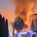 Vasto incendio in un camping a Peschiera del Garda, diversi feriti
