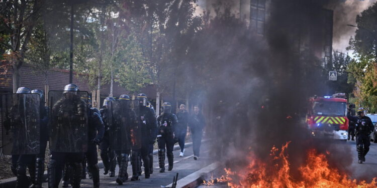 Proteste studentesche in Francia, feriti 65 dipendenti scolastici di cui 40 presidi