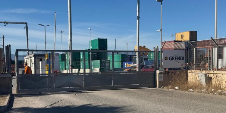Schiacciato dai tubi in porto a Cagliari, l’operaio morto aveva 61 anni