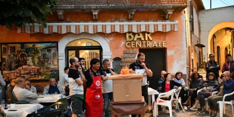 I giovani rilevano lo storico bar, ‘Non vogliamo vedere il paese morire’