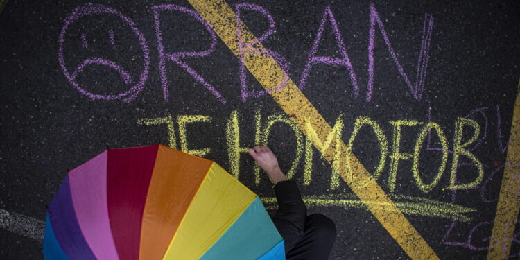 Ungheria adotta prima legge che elimina disposizioni anti-Lgbt+ di Orbán
