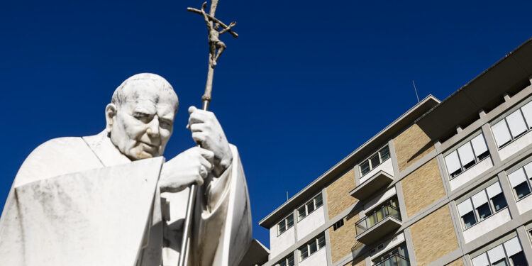 Attesa al Gemelli per il Papa, alloggerà al reparto solventi del decimo piano