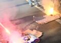 Liceali in corteo a Roma bruciano bandiere di Usa e Israele