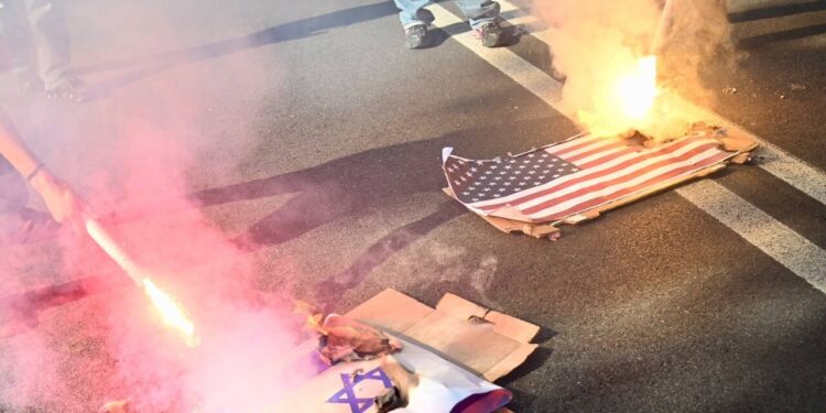 Liceali in corteo a Roma bruciano bandiere di Usa e Israele