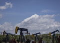 Il petrolio prosegue discesa, il Brent sotto i 100 dollari