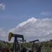 Il petrolio prosegue discesa, il Brent sotto i 100 dollari