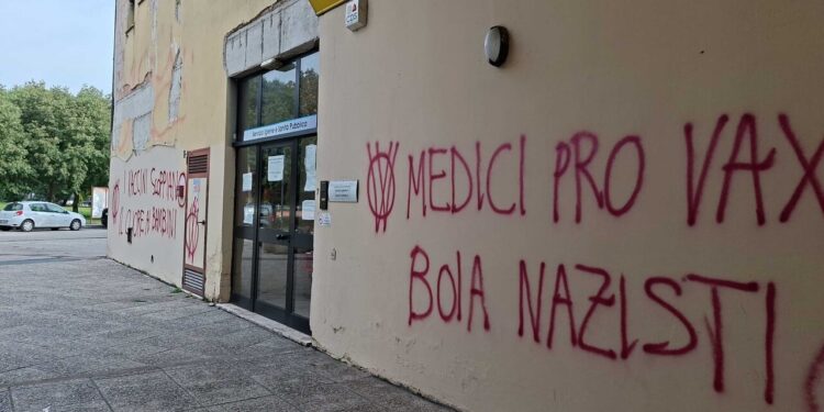 Scritte No Vax al centro vaccini di Vicenza, indaga la Digos