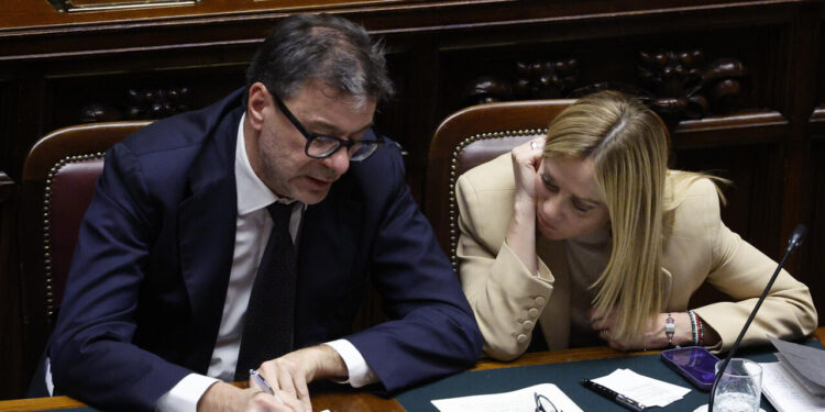 Manovra da 23,5 miliardi, coperture anche da banche, tagli ministeri e giochi