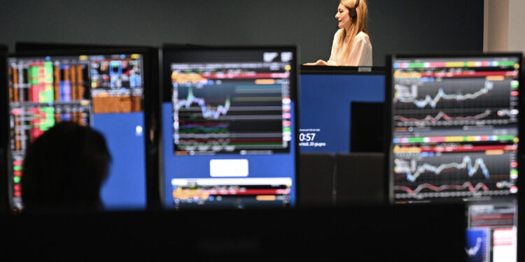 Borsa: l’Europa in cauto rialzo guarda all’inflazione Usa