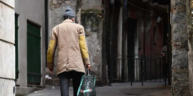 Istat, 5,4 milioni di persone in povertà assoluta nel 2025, sono il 9,3%